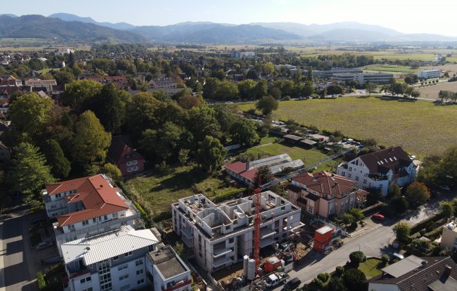 14.10.2021: Drohnenbild Graserweg 3, Bad Krozingen